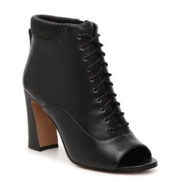 Vince Camuto Shoes - 💰PRICE ⬇️ VINCE CAMUTO • Black laced Up Bootie • sz 7M